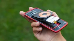 Può prendere fuoco in qualsiasi momento: cosa fare se la batteria del telefono si gonfia?