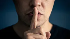 Quando il silenzio dice più delle parole: gli psicologi svelano le caratteristiche di chi parla poco