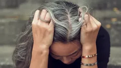 Capelli grigi, il nuovo chic: 5 tagli che ringiovaniscono senza tinta