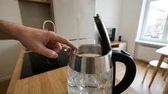 Perché non bisogna far bollire l’acqua due volte: conseguenze di cui non si parla