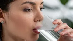 Abbiamo chiesto a 4 esperti se l’acqua calda aiuta a dimagrire: tutti hanno dato la stessa risposta