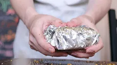 Questi alimenti non dovresti mai avvolgerli nella carta stagnola: nella lista ce ne sono quattro