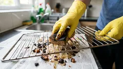 Come pulire rapidamente la griglia del forno dal grasso: il rimedio migliore con 2 ingredienti