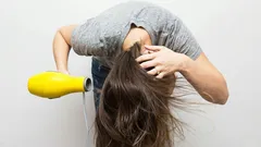 Si possono asciugare i capelli a testa in giù? I tricologi danno una risposta non univoca