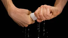 Niente ferro da stiro, asciugatrice o termosifone: come asciugare facilmente i vestiti in 5 minuti